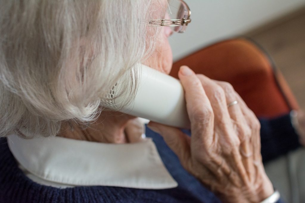 Read more about the article Telefonare alle persone anziane sole per un po’ di compagnia: le riflessioni di una volontaria di Auser Bologna
